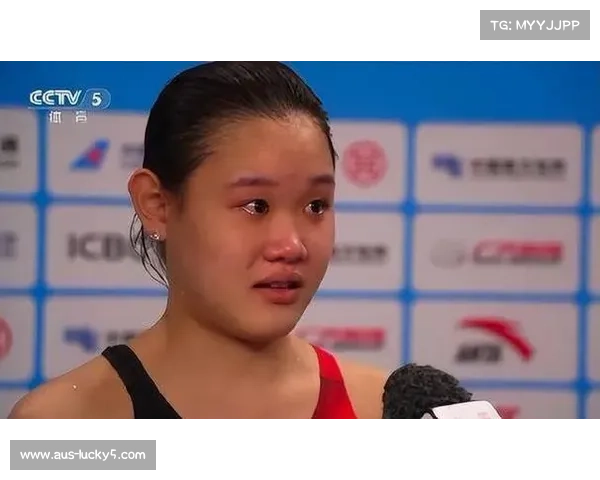 发布会现场张家齐微笑鞠躬,致谢教练与粉丝支持